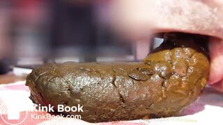 Un énorme caca dodu que j'expulse hors de mon cul, je déguste, j'éjacule 2x dessus