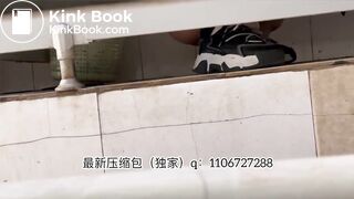 Beautiful women pooping in the toilet 40