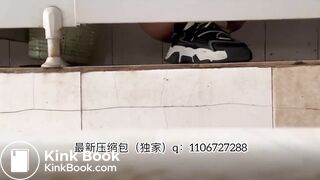 Beautiful women pooping in the toilet 40