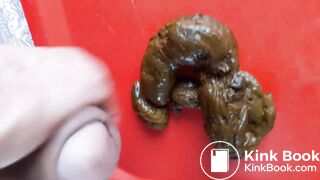 Je dépose une belle charge fécale et j'éjacule dessus