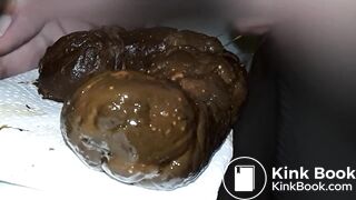 Un joli boudin brun me sort de l'anus, dégustation, masturbation, éjaculation