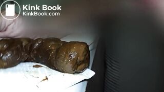 Un joli boudin brun me sort de l'anus, dégustation, masturbation, éjaculation