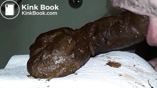 Un joli boudin brun me sort de l'anus, dégustation, masturbation, éjaculation