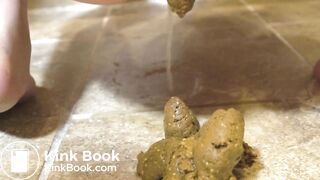 Ma nana doit faire caca, elle se soulage devant moi