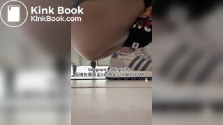 Beautiful women pooping in the toilet 54