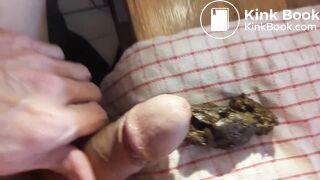 Regarde-moi faire caca sur mon zizi et éjaculer dessus 2x