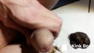 Une décharge fécale inondée de sperme chaud