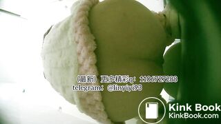 The girl excreted profusely in the toilet 65