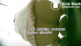 The girl excreted profusely in the toilet 65