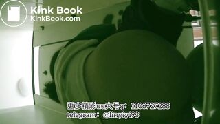 The girl excreted profusely in the toilet 65