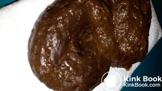 Je pousse une belle pièce fécale sur laquelle j'éjacule