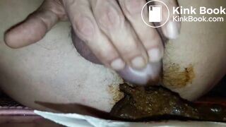 Je te fais un beau caca sur lequel j'éjacule en frottant mon sexe sur mon anus