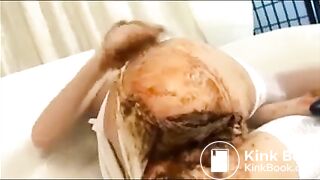 Caca sur le canapé blanc