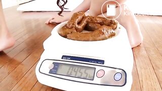 Japanese scat on the scales - Pooping girls