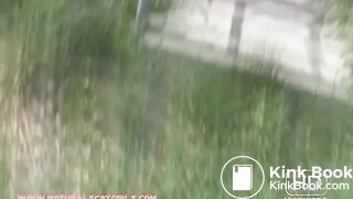 poepen en plassen buiten op trap