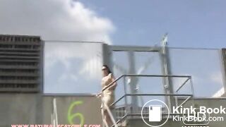 poepen en plassen buiten op trap