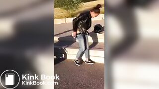 Jugendliche scheisst und pisst Outdoor