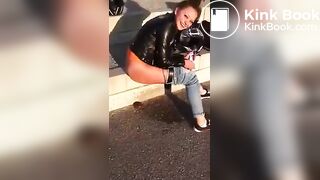 Jugendliche scheisst und pisst Outdoor