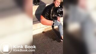 Jugendliche scheisst und pisst Outdoor