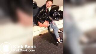 Jugendliche scheisst und pisst Outdoor