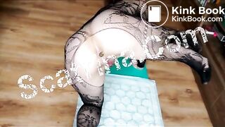 Scatrina pooping on knees