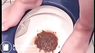 Pregnant girl pooping