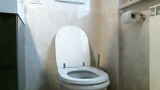 beautiful babe solo pooping