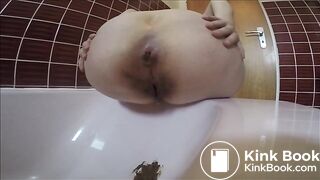 Bubble Butt Shitting in Tub