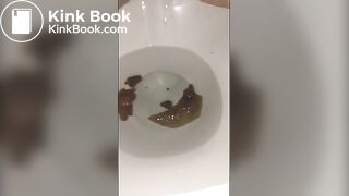 Argentine GF Shitting on toilet