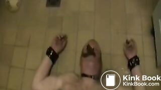 DOMINA MIT SCAT-SKLAVENSAU 1