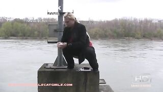 NSG blond pooping in station meteo