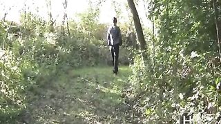 NSG pooping in tronc d arbre