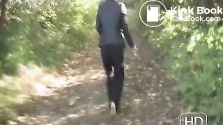 NSG pooping in tronc d arbre