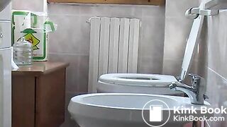 blond scat in bidet