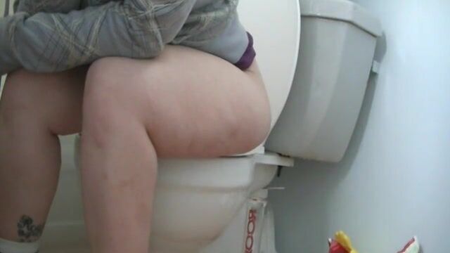 BBW girl pooping