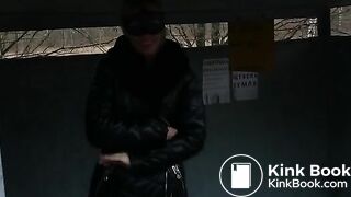 auf den Bus warten