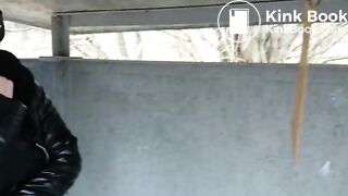 auf den Bus warten