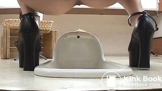 Sweet girl squeezed shit out of her body