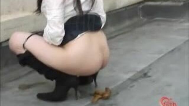 Japanese Girls Outdoor Poop