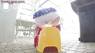 Wonder Woman did a panty poop accident