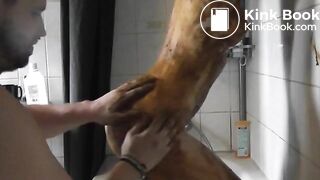 beautiful babe gets bath shit rub