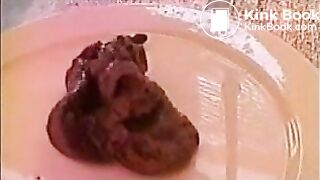 Hot girl pooping