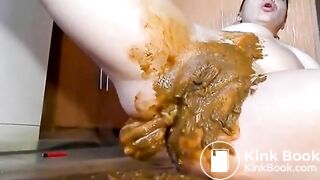 Scatgirl playing with veggie and fisting her pussy