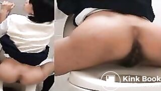 girls-on-the-toilet