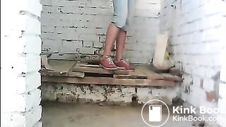 -COM-Go-Ahead-She-Isn_t-Looking_-_-Russian-teens-pooping-in-beach-toiletWelovescat-_