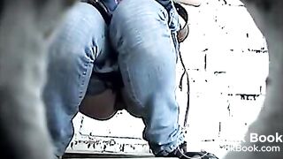 -COM-Go-Ahead-She-Isn_t-Looking_-_-Russian-teens-pooping-in-beach-toiletWelovescat-_