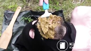 2 chicas usan el water