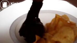 Chips mit Scheisse, Pisse und Sperm