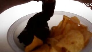 Chips mit Scheisse, Pisse und Sperm