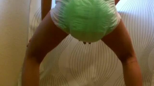 Diaperpoop - shitting sexy babe